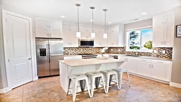 Casa familiar, vistas a la montaña | Cocina privada | Frigorífico grande, microondas, horno y placa de cocina