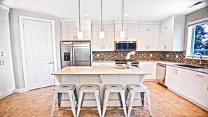 Family House, Mountain View | Private kitchen | Full-size fridge, microwave, oven, stovetop - Entrada at Moab 594 and 598 (Moab)