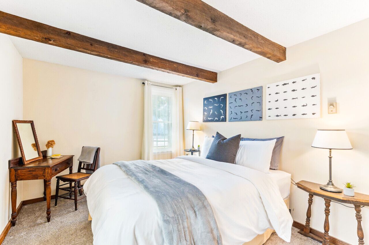 Escritorio, tabla de planchar con plancha, cuna de viaje y wifi gratis 