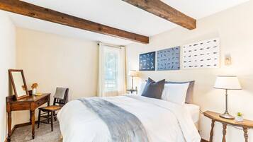 Escritorio, tabla de planchar con plancha, cuna de viaje y wifi gratis