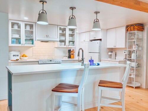 Location & Light! 3 Bed right in N.Conway Village