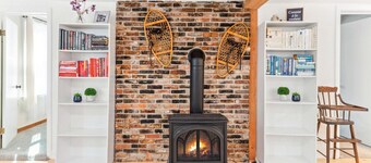 Location & Light! 3 Bed right in N.Conway Village