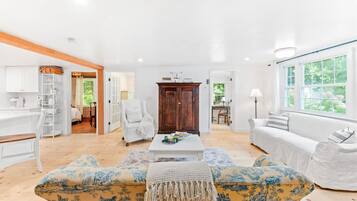 Een smart-tv en een open haard