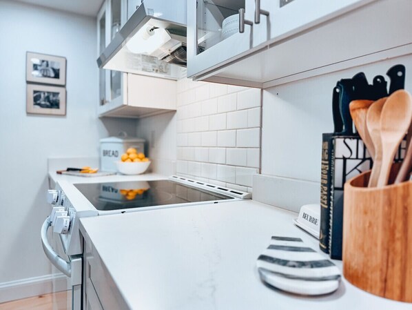 Geladeira, micro-ondas, fogão, cooktop