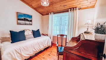 Een bureau, een strijkplank/strijkijzer, reisbedje, gratis wifi