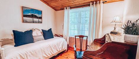 Escritorio, tabla de planchar con plancha, cuna de viaje y wifi gratis