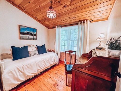 Location &amp; Light! 3 Bed right in N.Conway Village