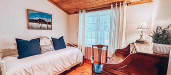 Location & Light! 3 Bed right in N.Conway Village