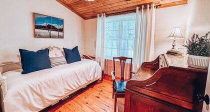 Location & Light! 3 Bed right in N.Conway Village