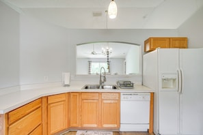 Fridge, microwave, stovetop, dishwasher