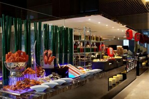 Un buffet proposant une variété de plats et un bar où l’on peut commander des boissons.
