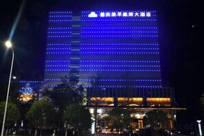 Een gebouw met een opvallend verlicht bord aan de bovenkant.
