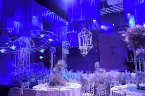 A banquet hall with round tables, white chairs, and hanging light fixtures. - Days Hotel by Wyndham Chongqing Liangping (Chongqing)