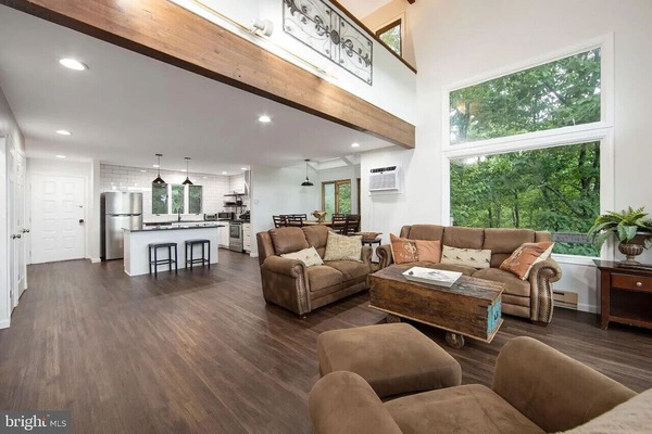 Smart TV, chimenea y futbolito