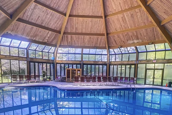 Una piscina techada, una piscina climatizada