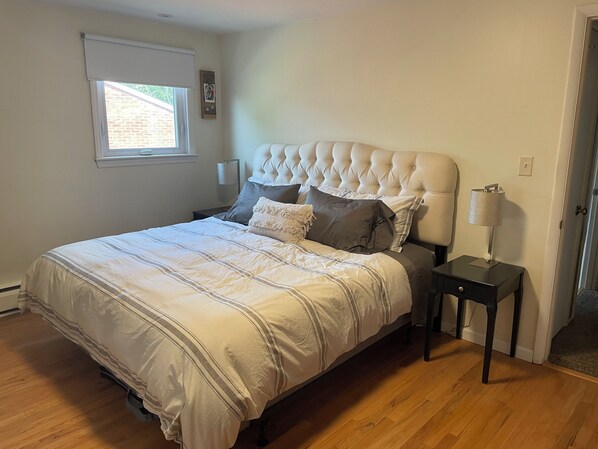 4 bedrooms, iron/ironing board, WiFi, bed sheets