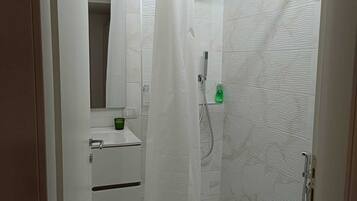 Dusche, Haartrockner, HandtĂŒcher, Seife