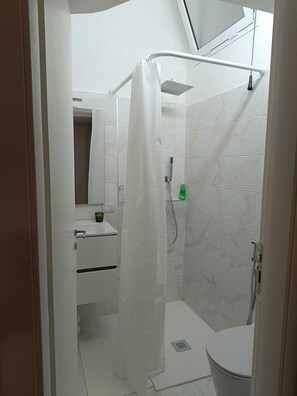 Douche, sèche-cheveux, serviettes fournies, savon