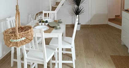 Cozy 2-bedroom apartment in the heart of Naples.