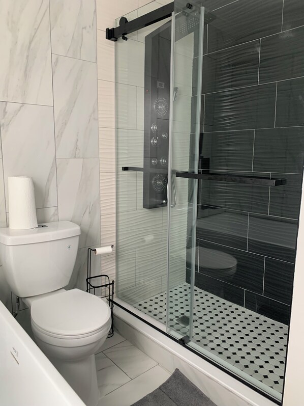 Secadora de cabello, toallas, jabón, papel de baño 