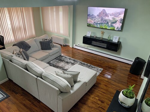 Charming 3-bedroom house in Queens with WiFi and AC