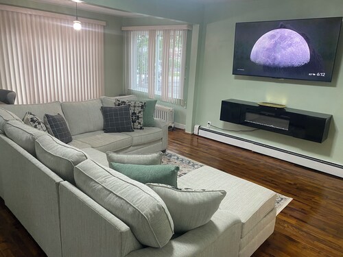 Charming 3-bedroom house in Queens with WiFi and AC