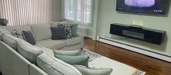 Charming 3-bedroom house in Queens with WiFi and AC