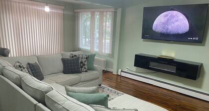 Charming 3-bedroom house in Queens with WiFi and AC