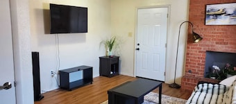 Lawton Landing 2-bedroom house with AC, WiFi near FortSill