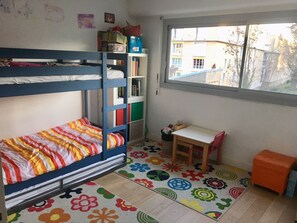 3 habitaciones, tabla de planchar con plancha, wifi y ropa de cama 