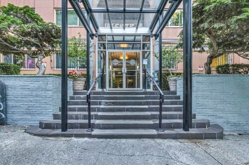 Lovely Downtown Condo steps to Convention Center!