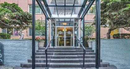 Lovely Downtown Condo steps to Convention Center!