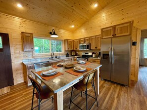 Fridge, microwave, oven, stovetop - Mountain View - 2-bedroom house in serene Murphy, NC (Murphy)