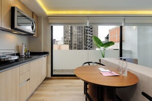 Apartamento, balcón (03) | Zona de estar | Smart TV de 40 pulgadas con canales por cable