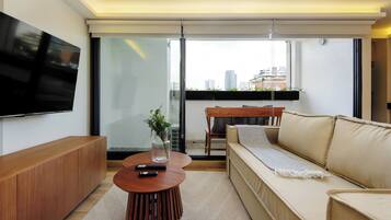 Appartement, balcon (01) | Coin séjour | TV connectée de 40 pouces avec chaînes par câble