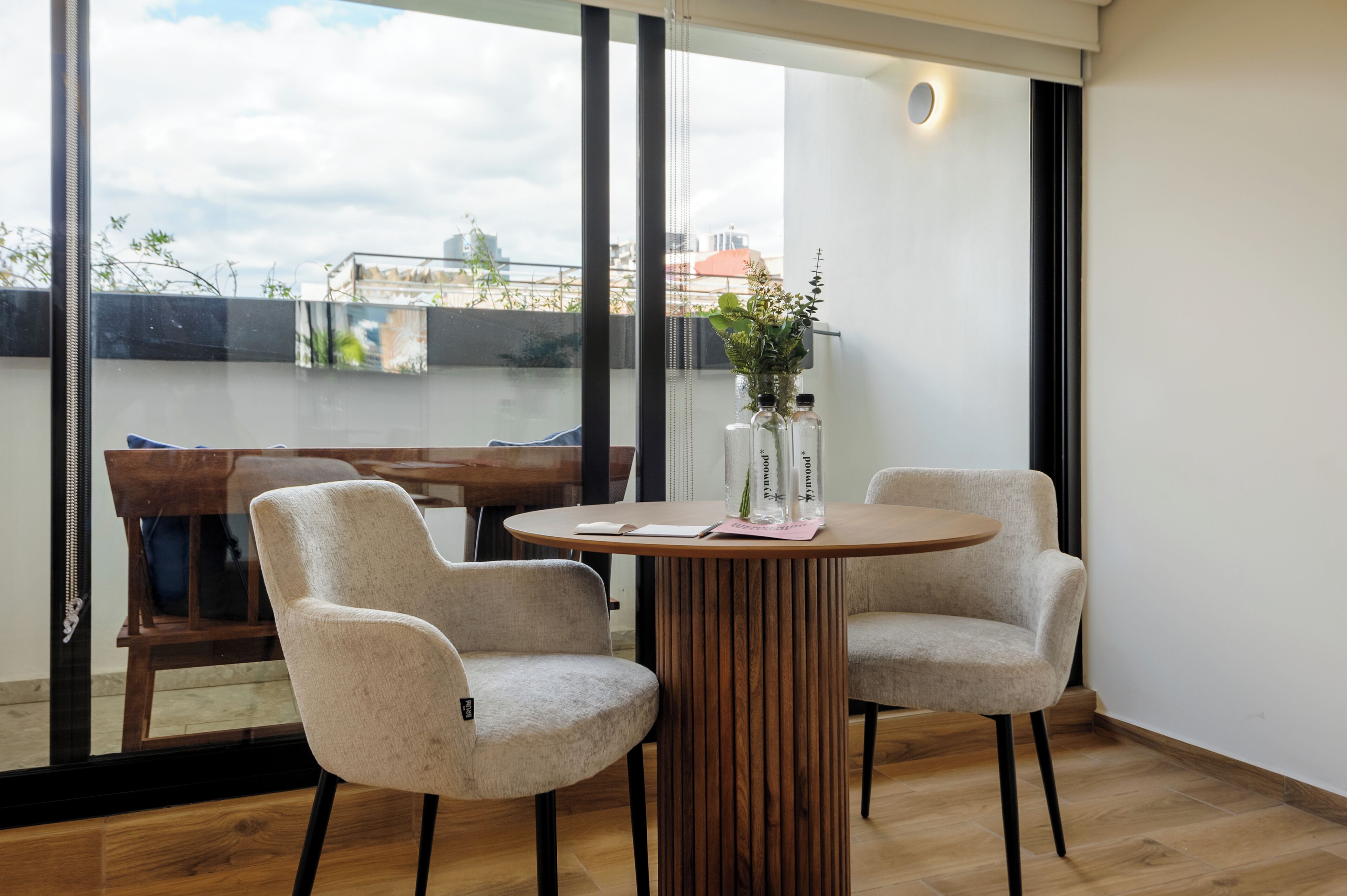 Căn hộ, ban công (08) | Khu phòng khách | Smart TV 40-inch có truyền hình cáp 