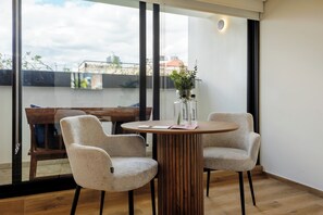 Apartamento, balcón (08) | Zona de estar | Smart TV de 40 pulgadas con canales por cable