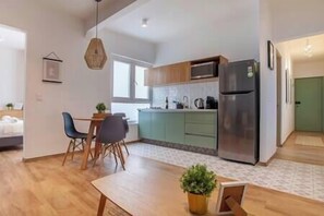 Kühlschrank, Mikrowelle, Wasserkocher mit Kaffee-/Teezubehör