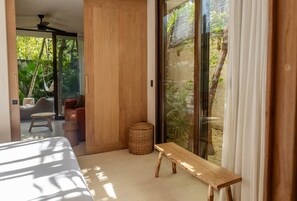 1 chambre, coffres-forts dans les chambres, fer et planche à repasser