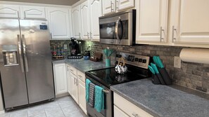 Frigorifero, microonde, forno, piano cottura