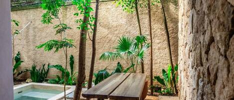 المنطقة المحيطة بالمنشأة