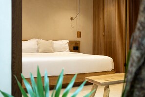 Une chambre à coucher moderne avec une tête de lit en bois, une table de chevet et un luminaire suspendu.
