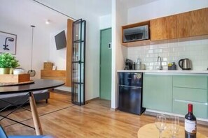 Fridge, microwave, coffee/tea maker, cookware/dishes/utensils - Bright & sweet unit in the heart of Polanco. (Mexico City)