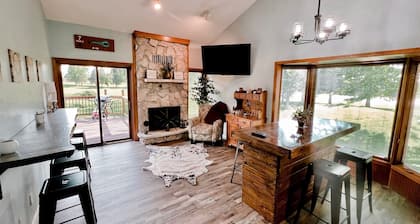 Charming 4-bedroom house located on Deer Run Golf Course. Perfect location!!!!