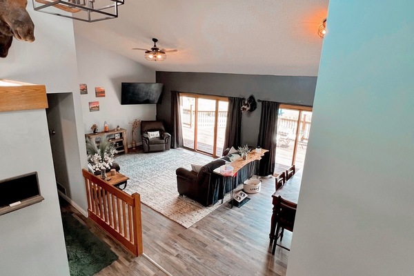 Smart TV, lareira, livros