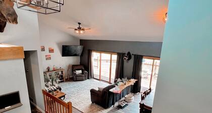 Charming 4-bedroom house located on Deer Run Golf Course. Perfect location!!!!