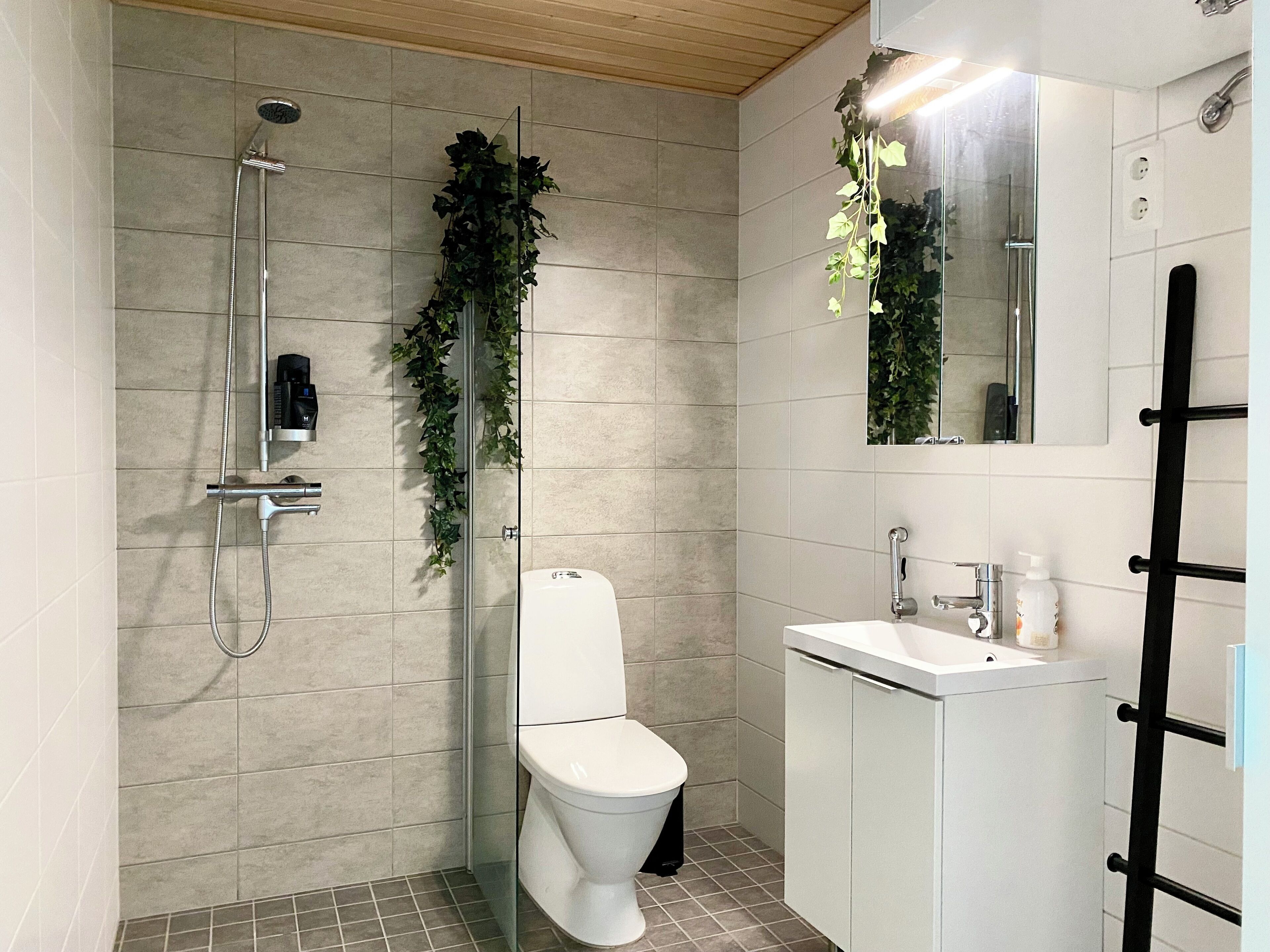 Comfort Studio, Balcony | Bilik Mandi | Pancuran mandi, pengering rambut, tuala disediakan, sabun 