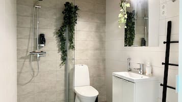 Comfort Studio, Balcony | Bilik Mandi | Pancuran mandi, pengering rambut, tuala disediakan, sabun