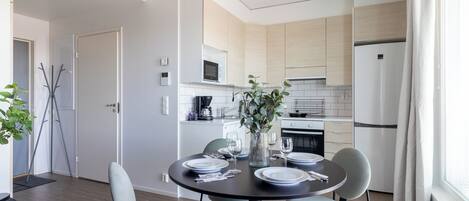 Estúdio conforto, sacada | Quartos à prova de som, ferros/tábuas de passar roupa, Wi-Fi de cortesia