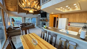 Interior - Awesome Family Lake House, Big Deck, Game Room - Shasta Lakeshore Retreat #17 (Lakehead)